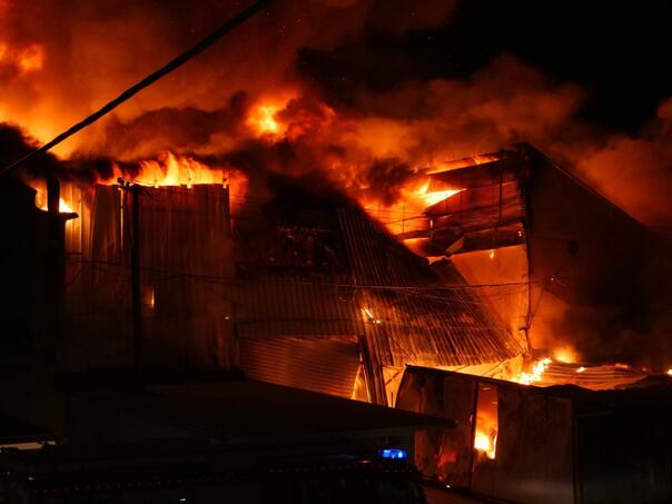 Veliki požar skladišta na pijaci u Tirani