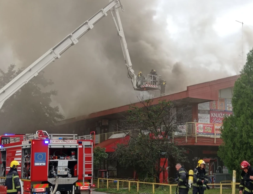 Veliki požar u tržnom centru na Novom Beogradu