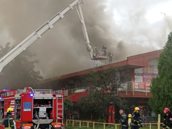 Veliki požar u tržnom centru na Novom Beogradu