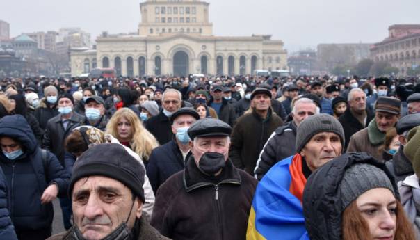 Veliki protest u Armeniji nakon što je premijer optužio vojsku za pokušaj puča
