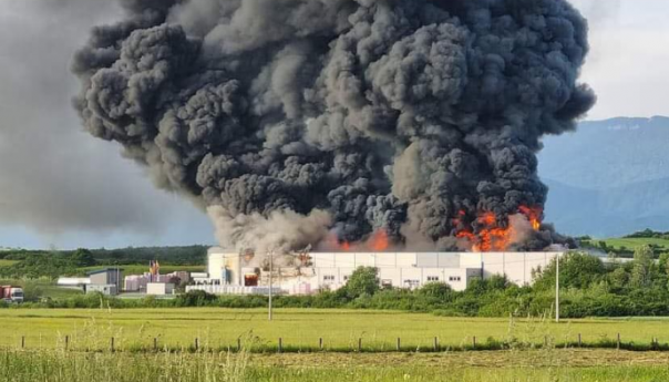 Veliki požar u kompleksu fabrike stiropora u Bihaću