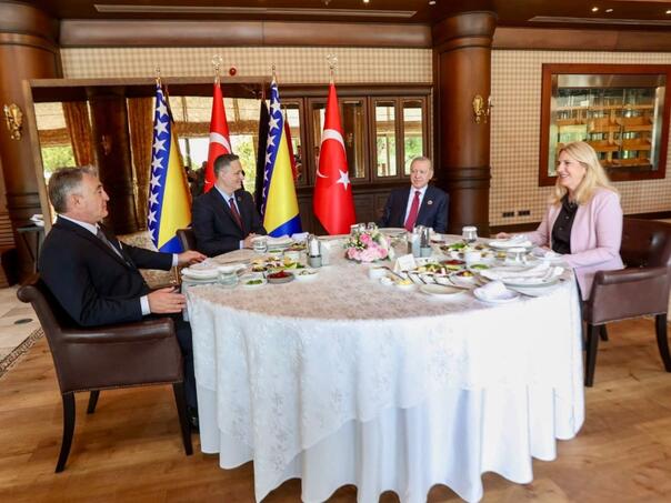 Video: Članovi Predsjedništva BiH na doručku s Erdoganom