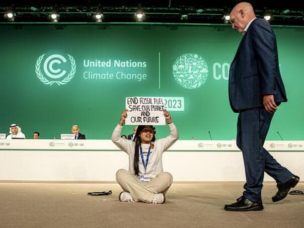 Video: Djevojčica upala na pozornicu klimatskog summita