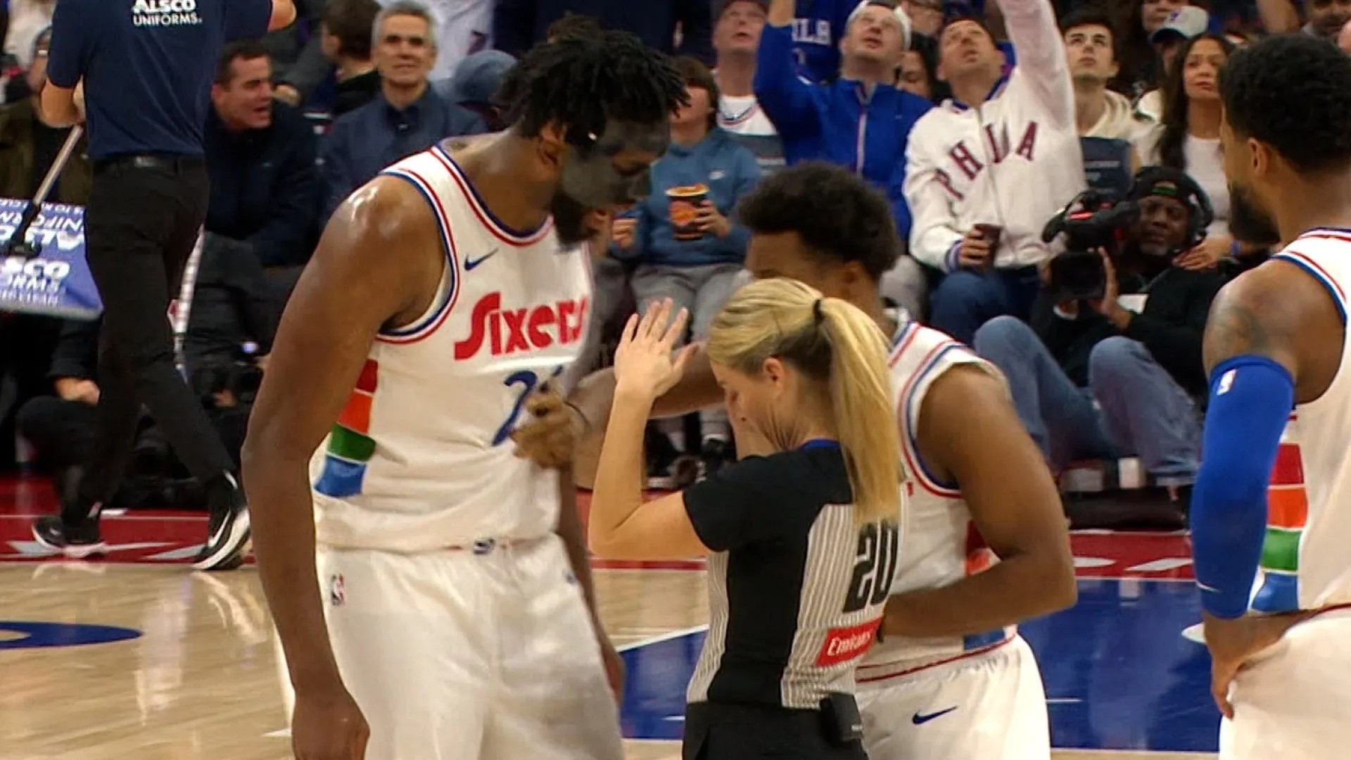 VIDEO: Embiid nakon isključenja napao sutkinju i izazvao haos na terenu