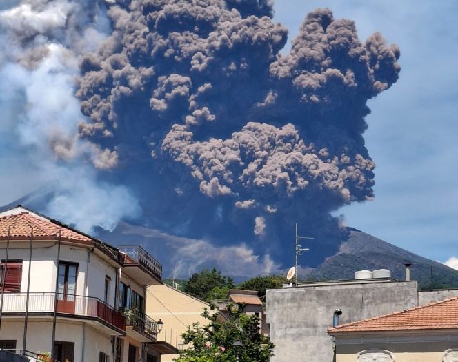 Video: Eruptirao vulkan Etna, turisti panično bježali