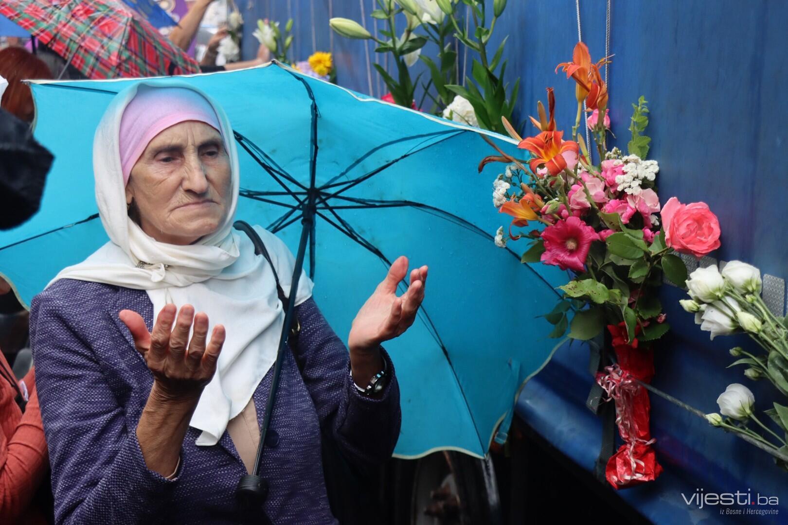 Video&Foto: Kolona sa žrtvama genocida ispraćena iz Sarajeva