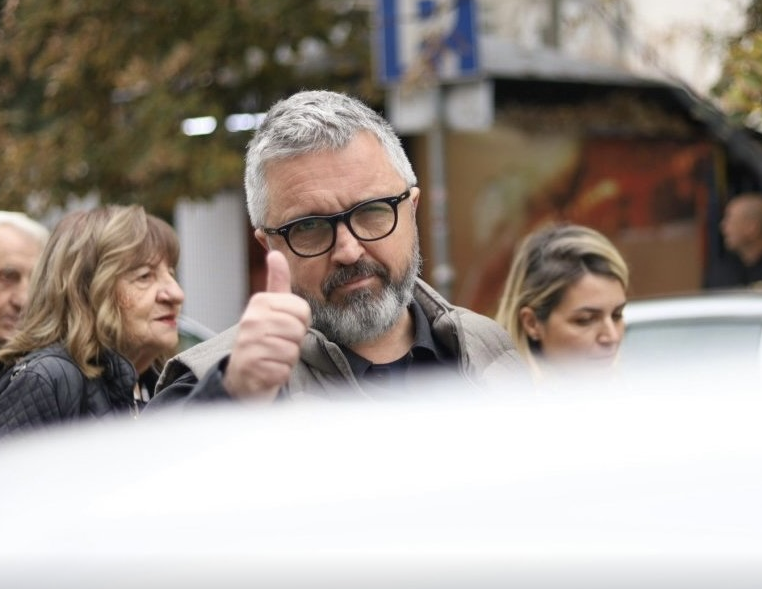 Video: Građanin imitirao konja dok je Vučićević čekao na glasanje