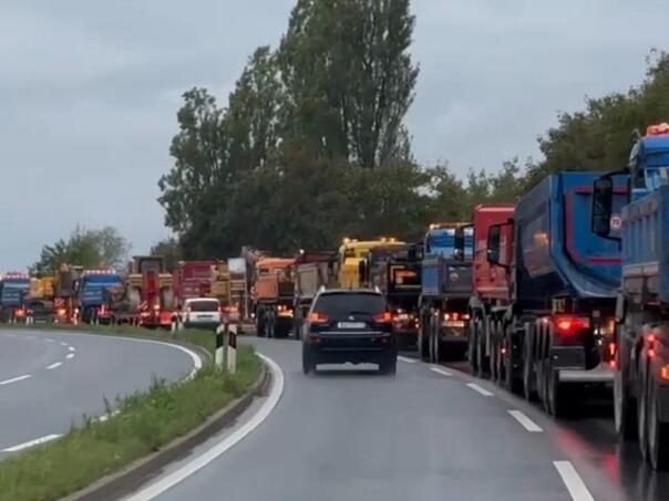 Video: Konvoj kamiona i bagera firme Fehima Seleka iz Slovenije ide za Jablanicu i Konjic
