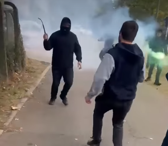 Video: Maskirani muškarci napali mladiće ispred biračkog mjesta