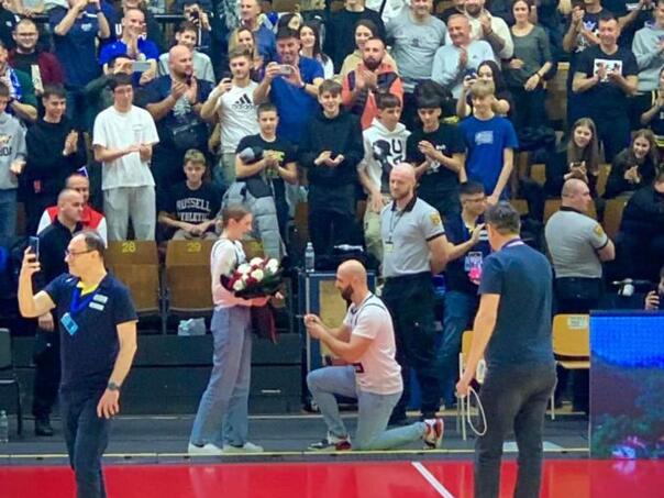 Video: Mostarac zaprosio djevojku na utakmici u Tuzli, rekla je 'Da'