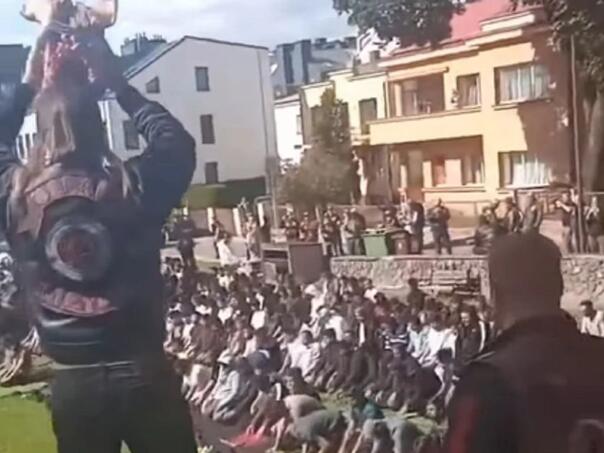 Video: Motociklisti opkolili džamiju, donijeli i svinjsku glavu