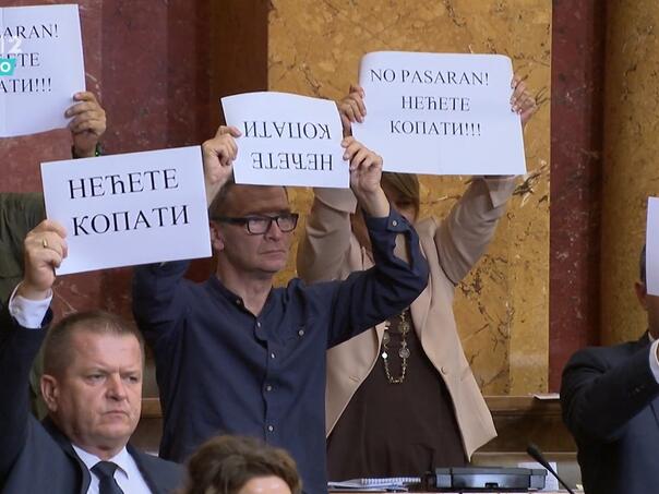 Video: Nevjerovatne scene u Skupštini Srbije, potpuni haos