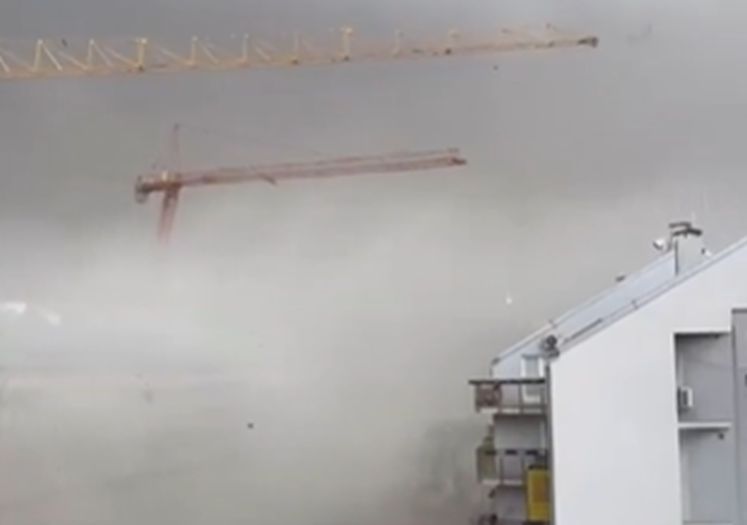 Video: Oluja srušila kran na gradilištu u Beogradu
