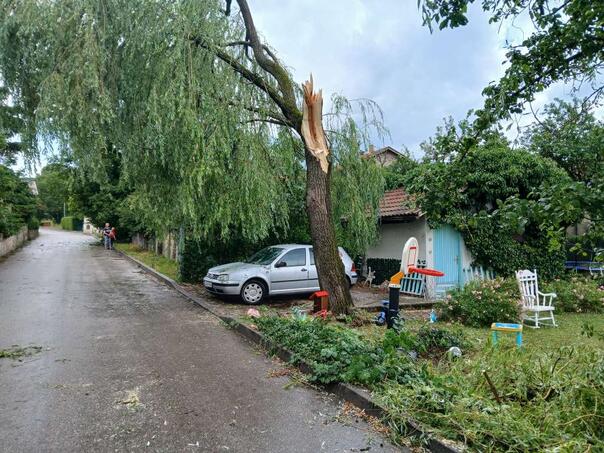 Video: Oluja u nekoliko minuta napravila haos u Tomislavgradu