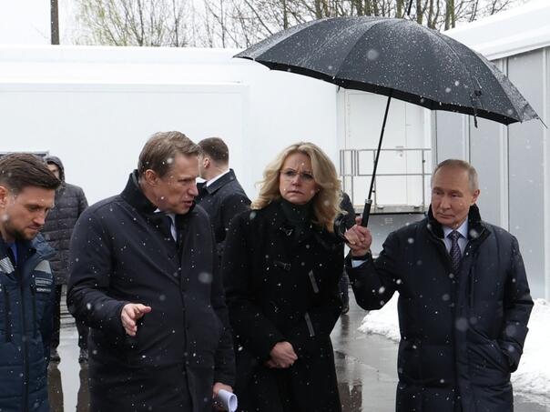 Putin pod kišobranom zaštitio saradnicu, gest iznenadio prisutne