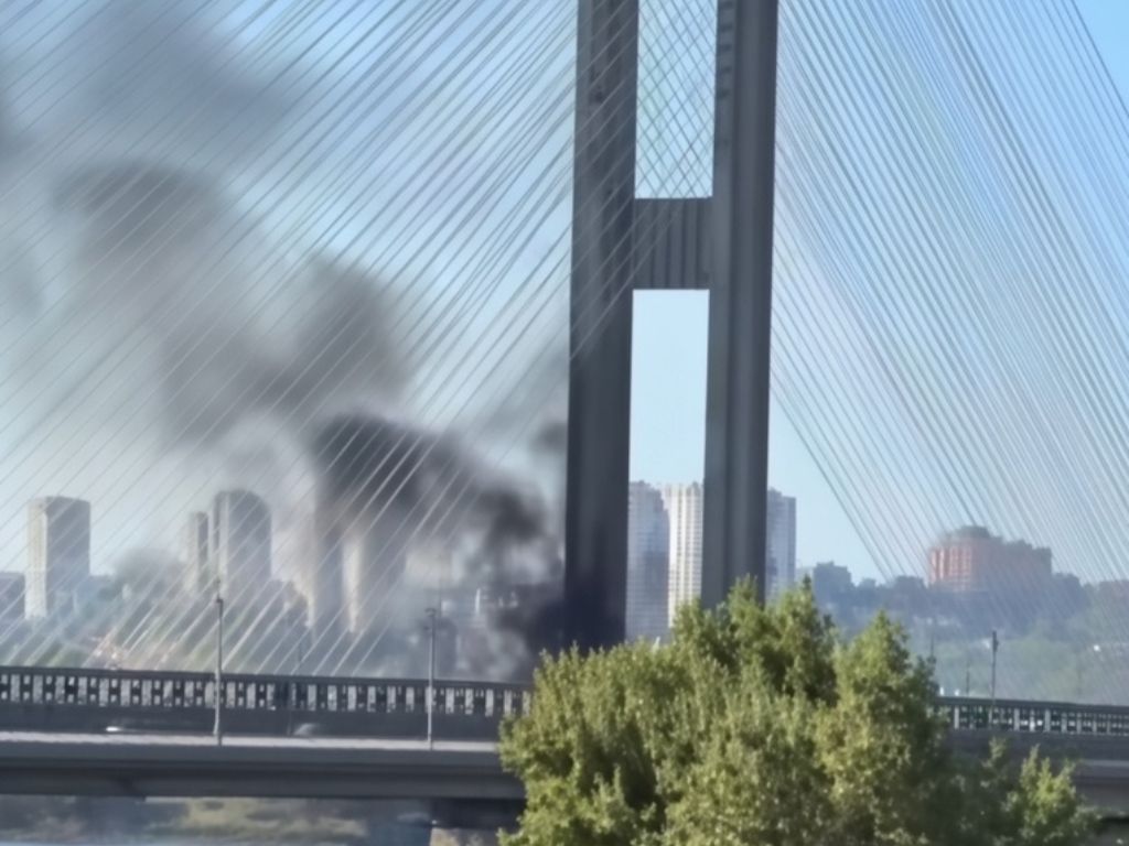 Video: Ruski udar na most u Kijevu: Vozač dodao gas i spasio ljude