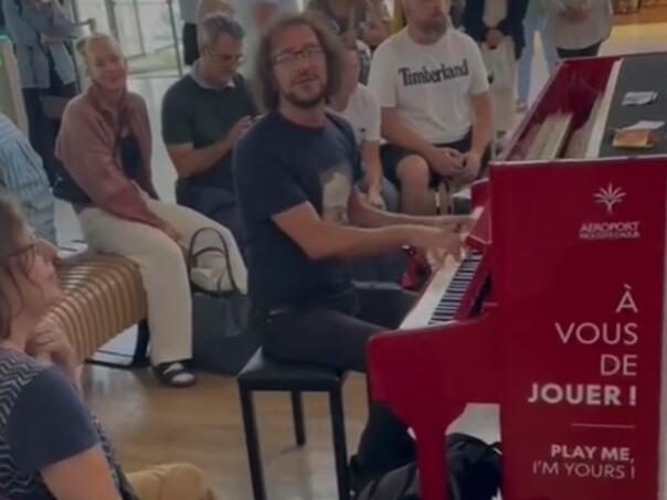 Video: Šta se desi kad se zapjeva Čolin hit na aerodromu