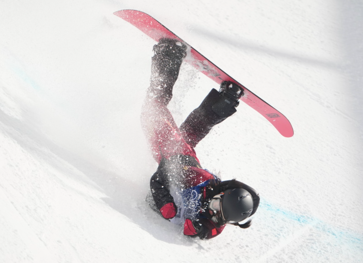 Video: Težak pad kineske snowboarderice