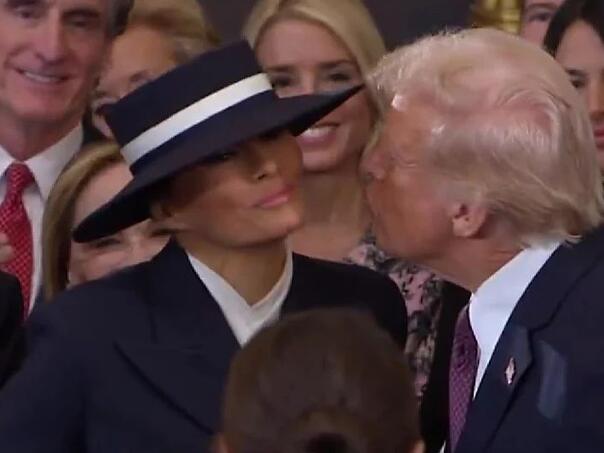 Video: Trump krenuo da poljubi Melaniju pa doživio veliku neugodnost
