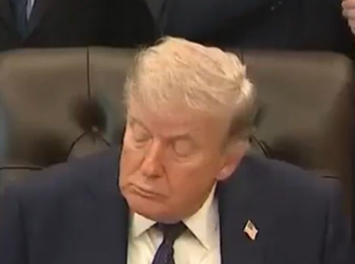 Video: Trump zaspao usred sastanka u Bijeloj kući