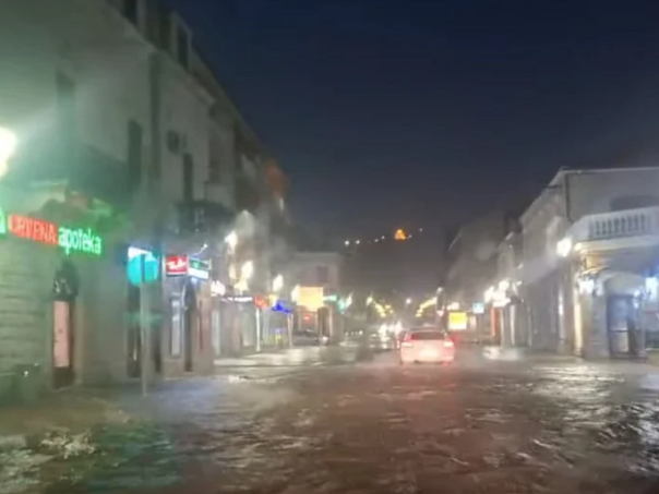 U Trebinju "rijeka" teče ulicama, pao i grad