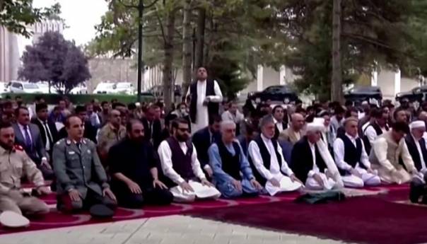 Video: Vjernici klanjaju dok padaju granate