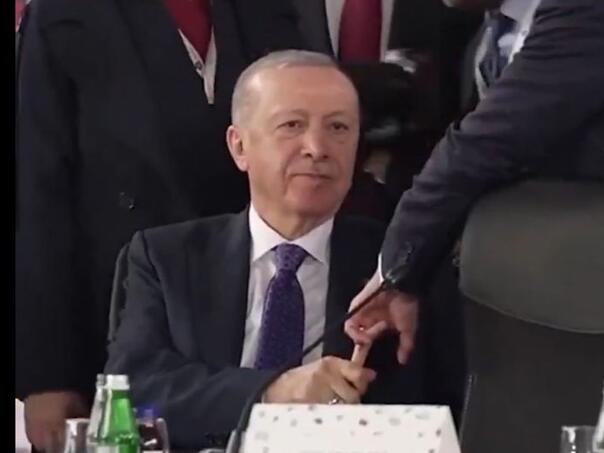 Viralan snimak: Erdogan uhvatio Macrona za prst