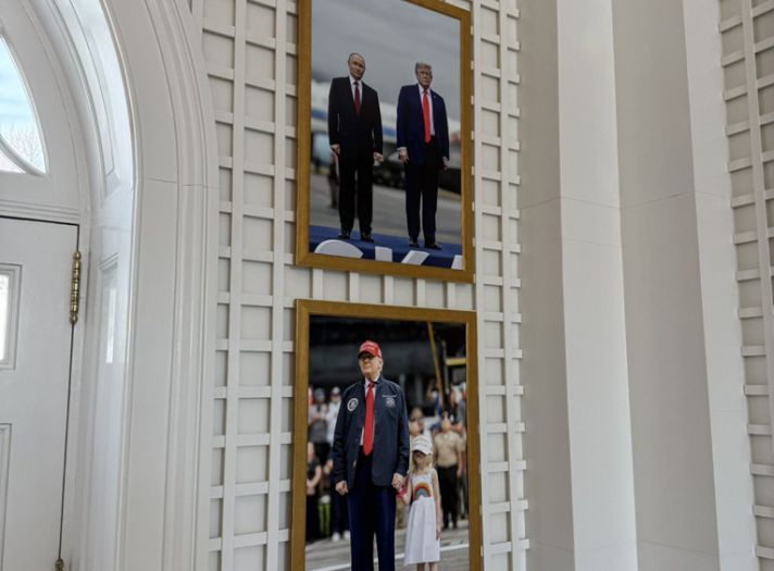 Viralna fotografija: Trump na zid Bijele kuće okačio fotografiju s Putinom