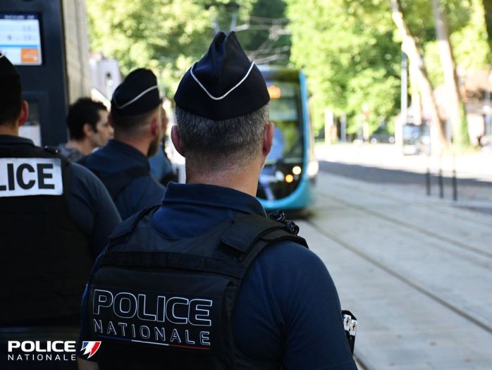 Više od 10.000 policajaca protestuje na ulicama Pariza