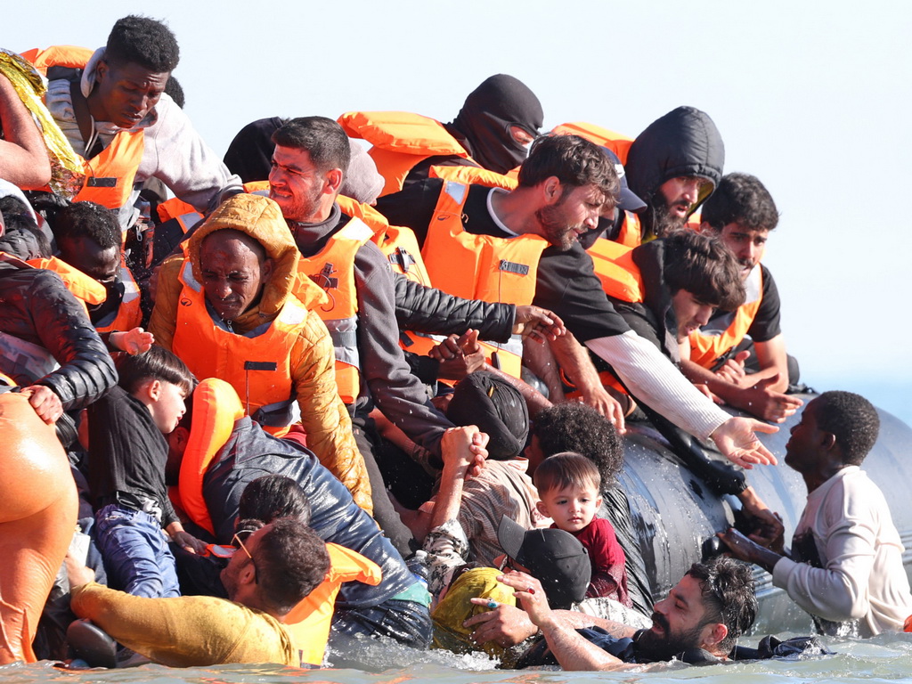 Više od 150 migranata spašeno nakon požara na čamcu u La Mancheu