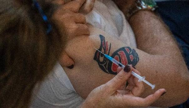 Više od 20 miliona ljudi u Velikoj Britaniji primilo prvu dozu vakcine