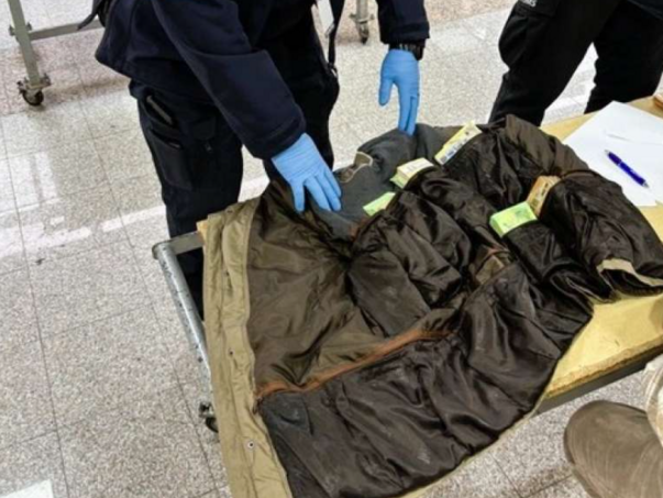 Više od 370.000 eura neprijavljenog novca krio u jakni na granici Srbije