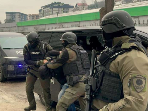 Vitez: Pronađena droga i oružje, uhapšene tri osobe