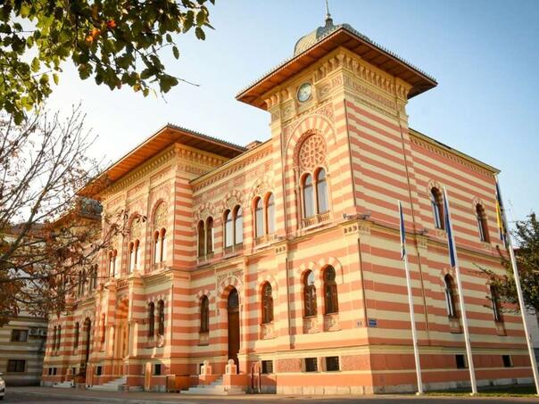 Vlada Distrikta oštro osudila paljenje automobila u Brčkom