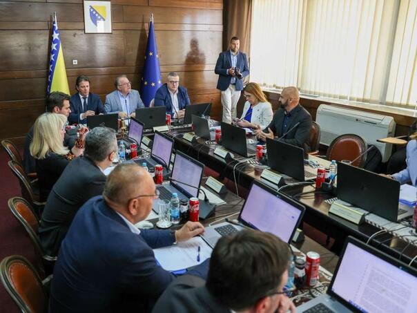 Vlada FBiH raspodijelila skoro 630.000 KM za 61 obrazovni projekat