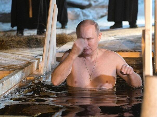 Vladimir Putin se okupao u ledenoj vodi na Bogojavljanje