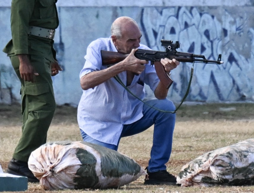 Vlasti na Kubi dijele oružje građanima zbog straha od američke intervencije