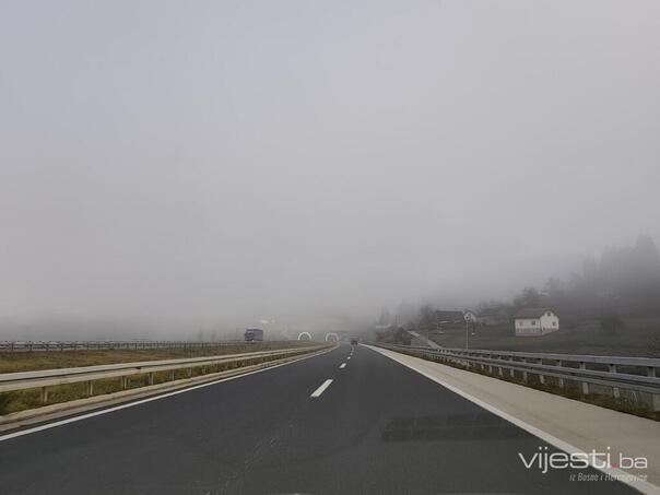 Vlažni kolovozi, učestali odroni i smanjena vidljivost zbog magle na brojnim dionicama