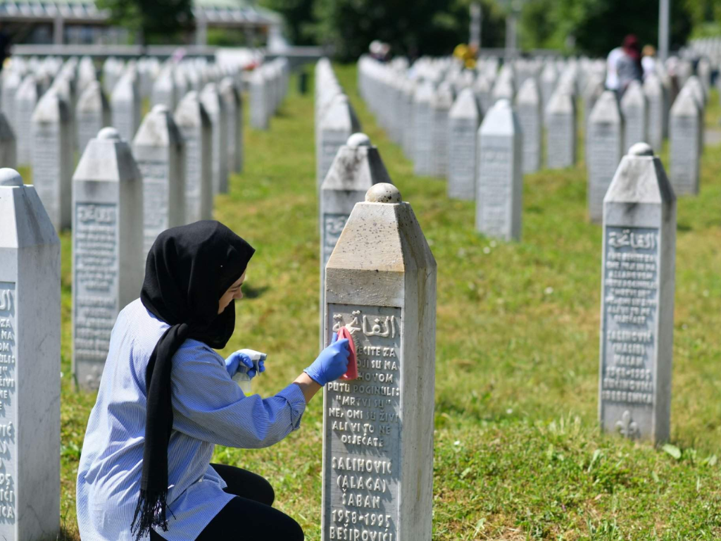Volonterska akcija čišćenja nišana u Potočarima