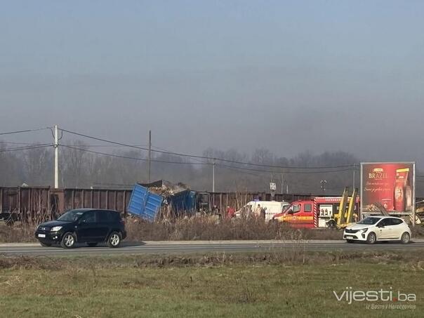 Voz udario kamion u Živinicama: Jedna osoba povrijeđena