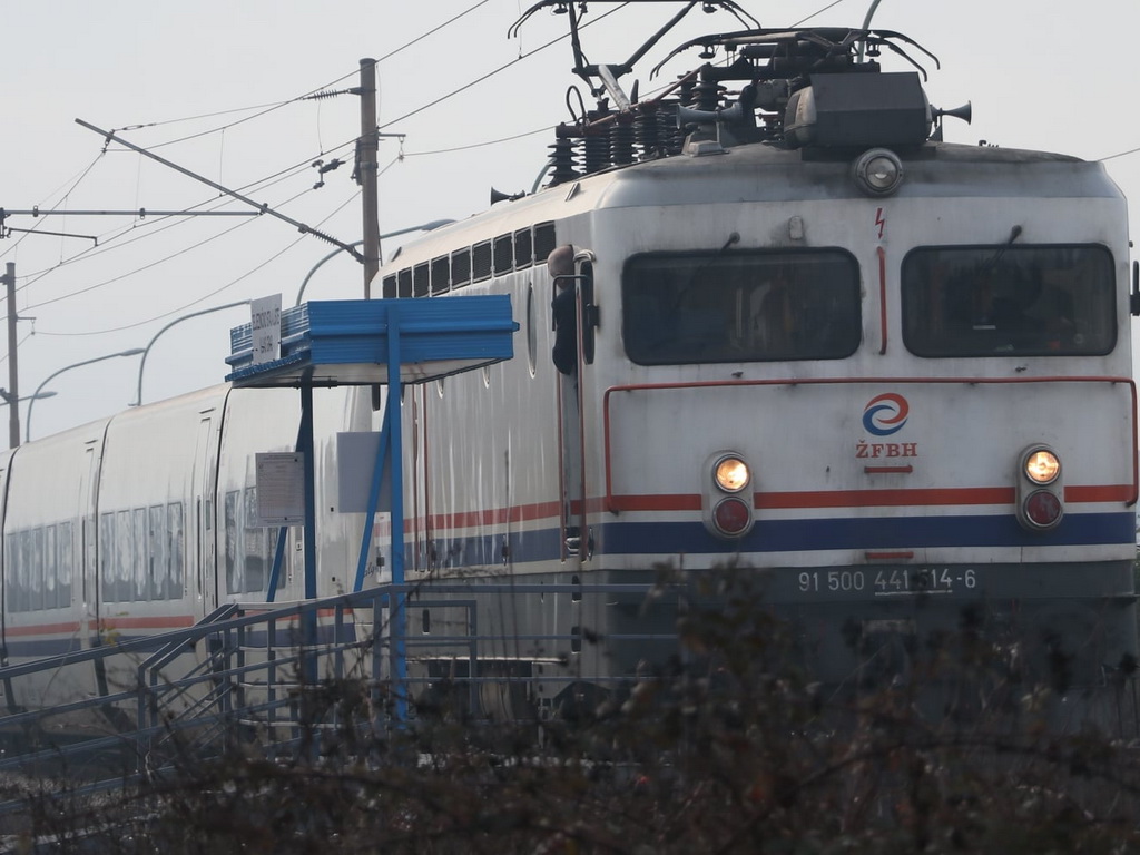 Voz udario pješaka kod Semizovca