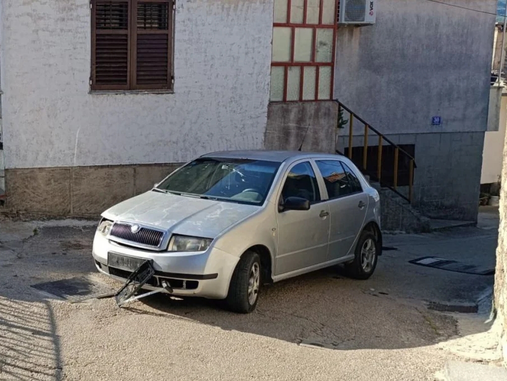 Vozač bez tablica bježao od policije, pa se zabio u zid