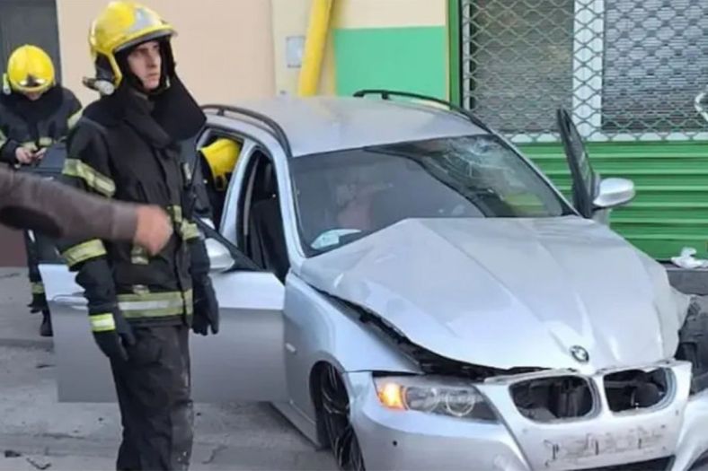 Vozač BMW-a uletio na autobusko stajalište u Novom Sadu i 'pokosio' ljude