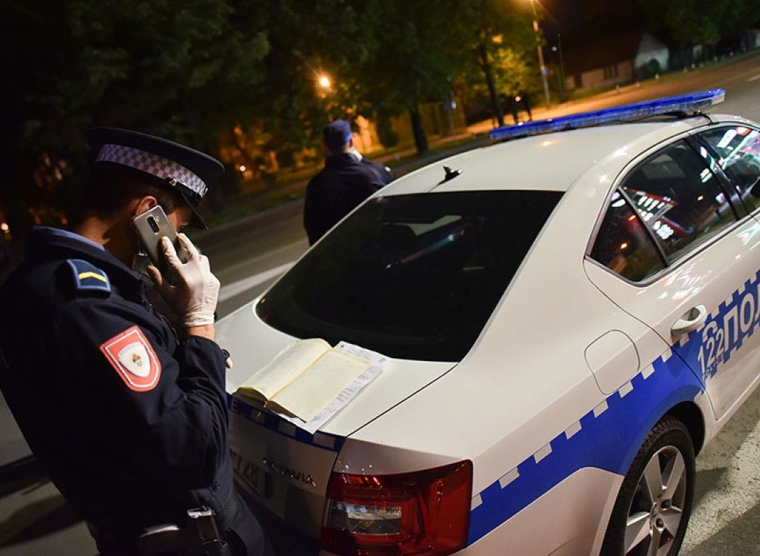 Vozač iz Bihaća policiji nudio mito dok je prevozio migrante