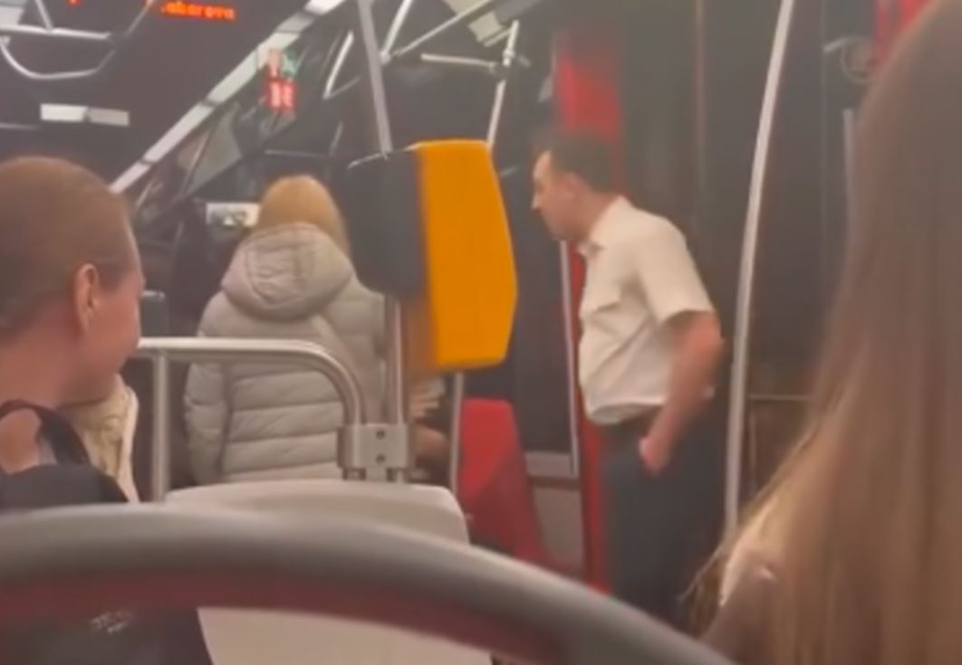 Vozač izbacio ukrajinsku porodicu iz tramvaja, dobio je kaznu