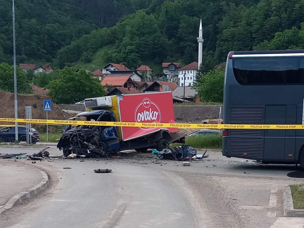 Vozač kamiona poginuo u teškoj saobraćajnoj nesreći kod Zenice