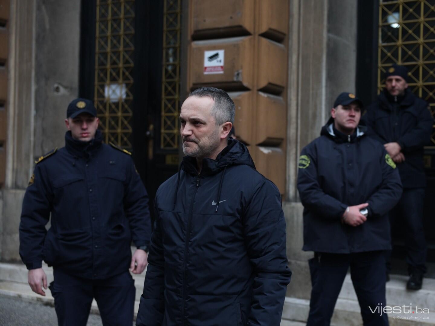 Vozač tramvaja pušten na slobodu, pogledajte erupciju oduševljenja