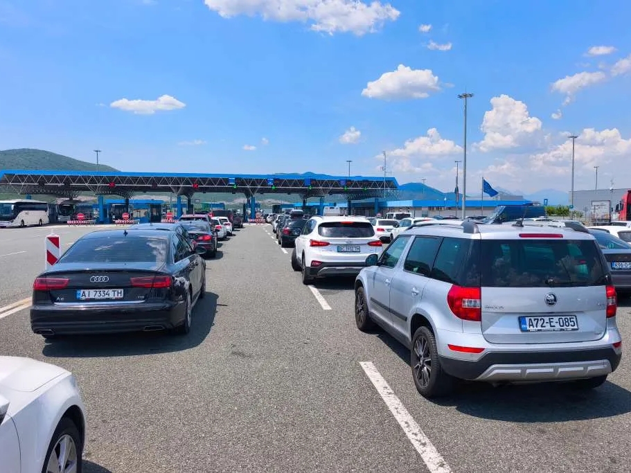Vozači, oprez: Duge kolone na granicama, brojna ograničenja zbog radova