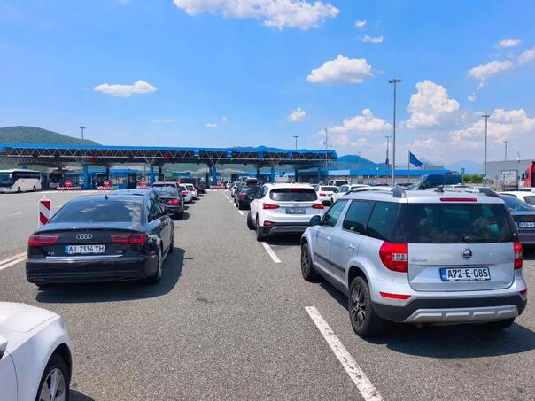 Vozači, oprez: Duge kolone na granicama, brojna ograničenja zbog radova