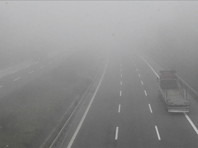 Vozači, oprez: Klizav kolovoz, magla i odroni otežavaju saobraćaj